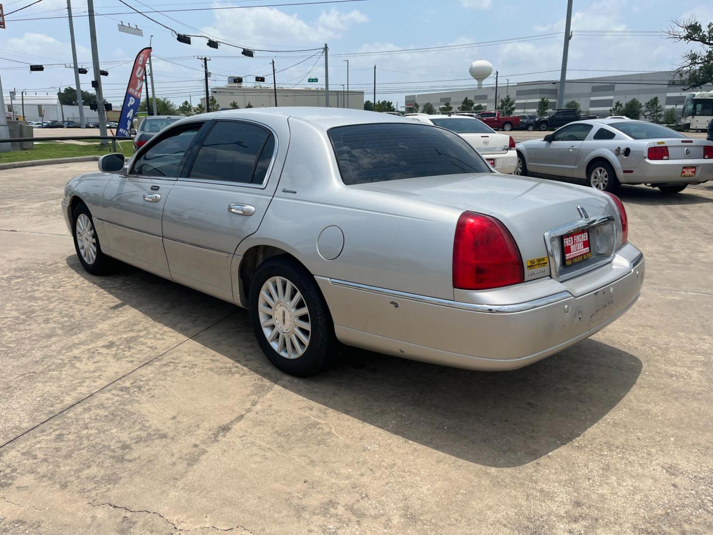 2004 SILVER /TAN Lincoln Town Car Signature (1LNHM81W54Y) with an 4.6L V8 SOHC 16V engine, 4-Speed Automatic Overdrive transmission, located at 14700 Tomball Parkway 249, Houston, TX, 77086, (281) 444-2200, 29.928619, -95.504074 - Photo#4